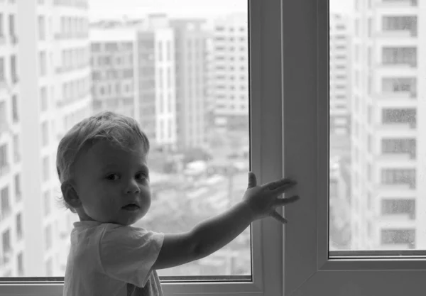 Smuk Baby Dreng Med Barn Ansigt Poserende Fotograf Nær Vindue - Stock-foto