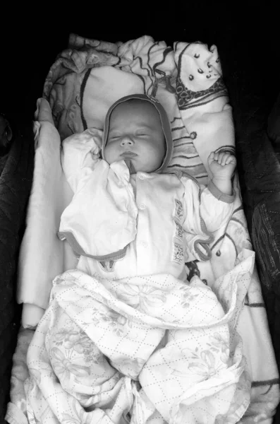 Menino Adormecido Bonito Com Chapéu Criança Posando Fotógrafo Para Foto — Fotografia de Stock