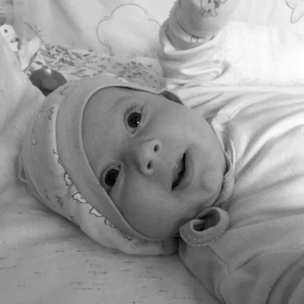 Hermoso Bebé Niño Con Cara Niño Posando Fotógrafo Para Foto —  Fotos de Stock