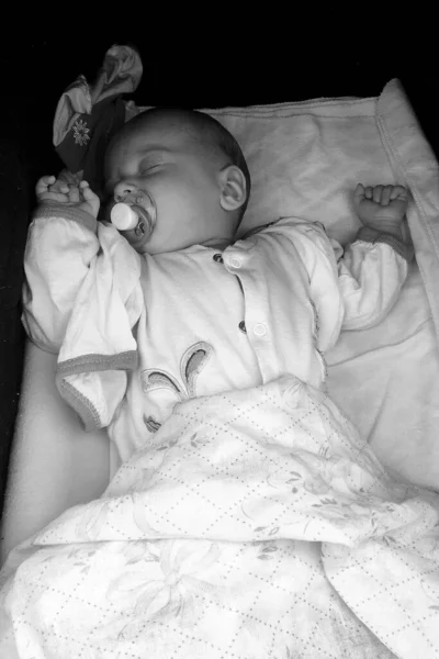 Bebé Durmiente Con Chupete Infantil Posando Fotógrafo Para Foto Color —  Fotos de Stock