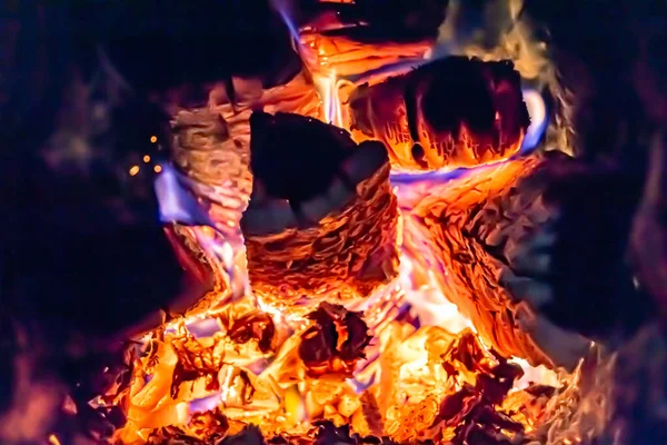 Prachtige Oude Open Haard Met Lichte Vlam Vuur Voor Verwarming — Stockfoto