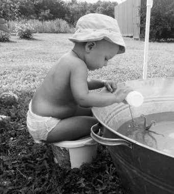 Renkli fotoğraf için poz veren çocuk yüzlü güzel erkek bebek, çocuk imajı olan erkek bebek kadrosu, beyaz yüz ifadesi, çocuk suratlı sağlıklı bir erkek çocuğu, iyi bir çekim için dinleniyor.