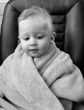 Renkli fotoğraf için poz veren çocuk yüzlü güzel erkek bebek, çocuk imajı olan erkek bebek kadrosu, beyaz yüz ifadesi, çocuk suratlı sağlıklı bir erkek çocuğu, iyi bir çekim için dinleniyor.