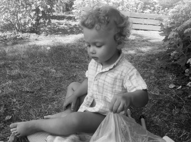 Renkli fotoğraf için poz veren çocuk yüzlü güzel erkek bebek, çocuk imajı olan erkek bebek kadrosu, beyaz yüz ifadesi, çocuk suratlı sağlıklı bir erkek çocuğu, iyi bir çekim için dinleniyor.