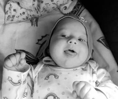 Renkli fotoğraf için poz veren çocuk yüzlü güzel erkek bebek, çocuk imajı olan erkek bebek kadrosu, beyaz yüz ifadesi, çocuk suratlı sağlıklı bir erkek çocuğu, iyi bir çekim için dinleniyor.