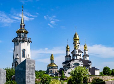 Hristiyan kilisesi, yüksek çan kulesinde ibadet için kesişiyor. Çan kulesinde haçı olan güzel bir kiliseden samimi bir duaya kadar fotoğraf çekiliyor. Çan kulesi üzerinde kilise duası açık gökyüzü üzerinde.