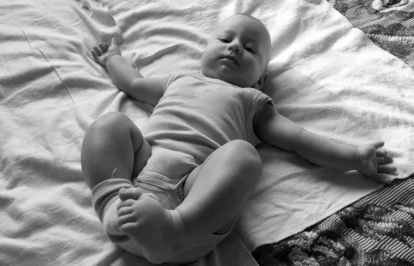 Hermoso Bebé Niño Con Cara Niño Posando Fotógrafo Para Foto —  Fotos de Stock