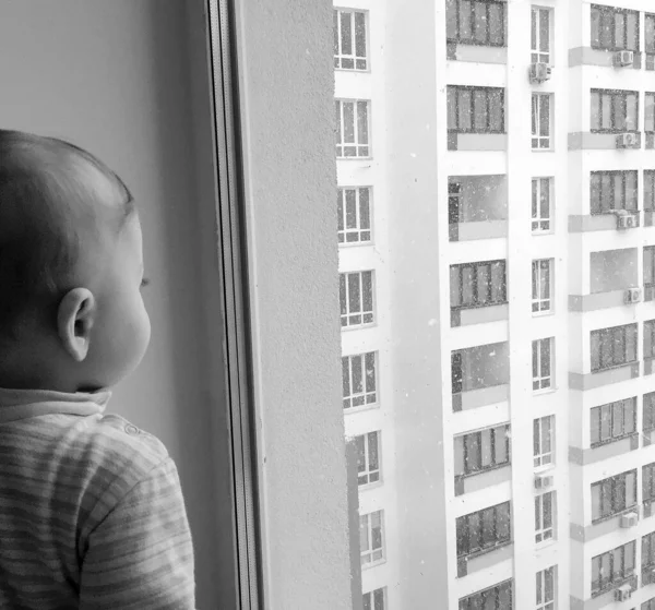 Красивий Маленький Хлопчик Дитячим Обличчям Позує Фотографа Біля Вікна Кольорового — стокове фото