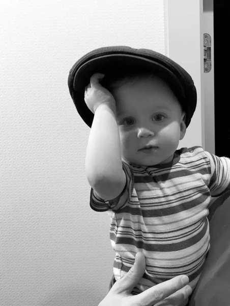 美しい赤ちゃん男の子とともに子供の帽子ポージング写真家のためのカラー写真 カドレは赤ちゃんの男の子で構成されてい子供の帽子 Caucasian式顔 健康な赤ちゃんの男の子で子供の柔らかい帽子リラックスのために良いショット — ストック写真