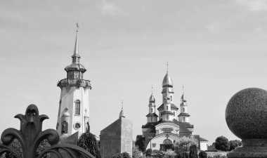 Hristiyan kilisesi, yüksek çan kulesinde ibadet için kesişiyor. Çan kulesinde haçı olan güzel bir kiliseden samimi bir duaya kadar fotoğraf çekiliyor. Çan kulesi üzerinde kilise duası açık gökyüzü üzerinde.