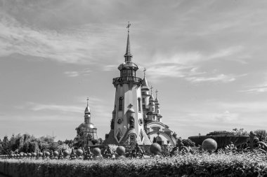 Hristiyan kilisesi, yüksek çan kulesinde ibadet için kesişiyor. Çan kulesinde haçı olan güzel bir kiliseden samimi bir duaya kadar fotoğraf çekiliyor. Çan kulesi üzerinde kilise duası açık gökyüzü üzerinde.