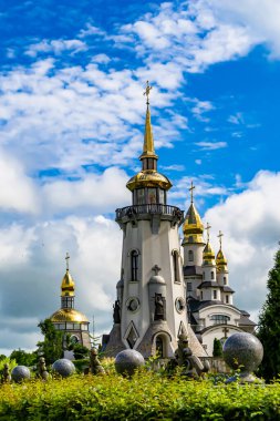 Hristiyan kilisesi, yüksek çan kulesinde ibadet için kesişiyor. Çan kulesinde haçı olan güzel bir kiliseden samimi bir duaya kadar fotoğraf çekiliyor. Çan kulesi üzerinde kilise duası açık gökyüzü üzerinde.