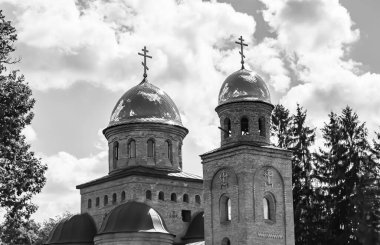 Hristiyan kilisesi, yüksek çan kulesinde ibadet için kesişiyor. Çan kulesinde haçı olan güzel bir kiliseden samimi bir duaya kadar fotoğraf çekiliyor. Çan kulesi üzerinde kilise duası açık gökyüzü üzerinde.