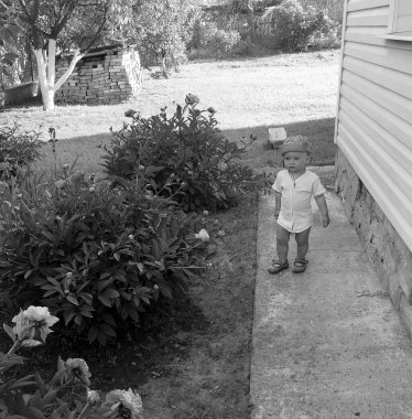 Renkli fotoğraf için poz veren çocuk yüzlü güzel erkek bebek, çocuk imajı olan erkek bebek kadrosu, beyaz yüz ifadesi, çocuk suratlı sağlıklı bir erkek çocuğu, iyi bir çekim için dinleniyor.