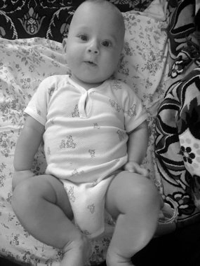 Renkli fotoğraf için poz veren çocuk yüzlü güzel erkek bebek, çocuk imajı olan erkek bebek kadrosu, beyaz yüz ifadesi, çocuk suratlı sağlıklı bir erkek çocuğu, iyi bir çekim için dinleniyor.