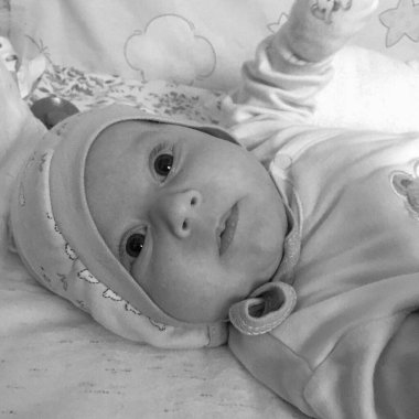 Renkli fotoğraf için poz veren çocuk yüzlü güzel erkek bebek, çocuk imajı olan erkek bebek kadrosu, beyaz yüz ifadesi, çocuk suratlı sağlıklı bir erkek çocuğu, iyi bir çekim için dinleniyor.