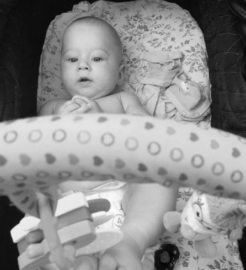 Renkli fotoğraf için poz veren çocuk yüzlü güzel erkek bebek, çocuk imajı olan erkek bebek kadrosu, beyaz yüz ifadesi, çocuk suratlı sağlıklı bir erkek çocuğu, iyi bir çekim için dinleniyor.