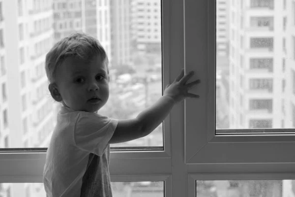 Schöner Kleiner Junge Mit Kindergesicht Posiert Fotograf Der Nähe Von — Stockfoto