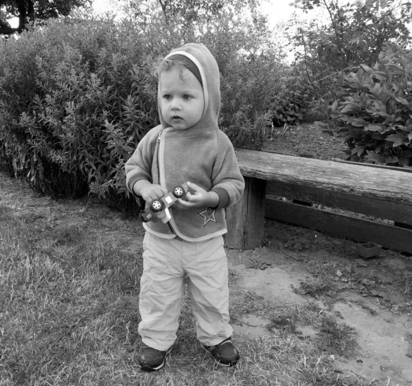 Vacker Pojke Med Barn Ansikte Poserar Fotograf För Färg Foto — Stockfoto