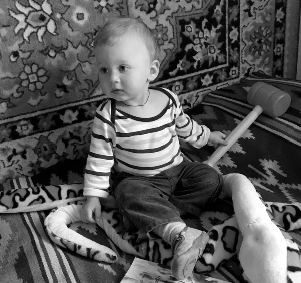 Hermoso Bebé Niño Con Cara Niño Posando Fotógrafo Para Foto —  Fotos de Stock