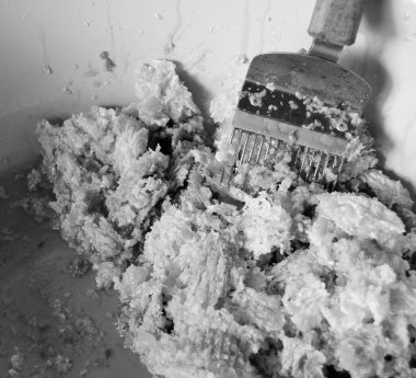 Altın nektarla dolu altıgen bal peteklerinden arı damlayan bal damlası, bal peteği yaz kompozisyonu doğal bal damlası, balmumu çerçeve arısına damlayan bal damlası, bal peteğine damlayan bal damlası