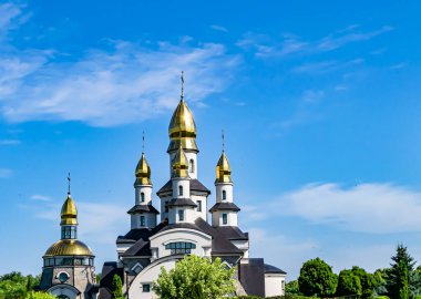 Hristiyan kilisesi, yüksek çan kulesinde ibadet için kesişiyor. Çan kulesinde haçı olan güzel bir kiliseden samimi bir duaya kadar fotoğraf çekiliyor. Çan kulesi üzerinde kilise duası açık gökyüzü üzerinde.