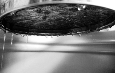 Sıvı nektarla dolu altıgen bal peteklerinden arı damlayan bal damlası, bal petekleri doğal bal damlatan yaz kompozisyonu, balmumu çerçeveli arı damlası, bal peteğine damlayan bal damlası