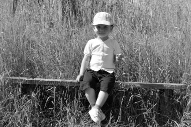 Renkli fotoğraf için poz veren çocuk yüzlü güzel erkek bebek, çocuk imajı olan erkek bebek kadrosu, beyaz yüz ifadesi, çocuk suratlı sağlıklı bir erkek çocuğu, iyi bir çekim için dinleniyor.