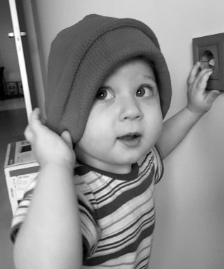 Çocuk şapkalı güzel çocuk fotoğrafçı renkli fotoğraf için poz veriyor, kadrosu çocuk şapkalı bebek çocuğu, beyaz yüz ifadesi, çocuk şapkalı sağlıklı çocuk iyi bir çekim için dinleniyor.