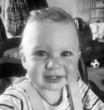 Renkli fotoğraf için poz veren çocuk yüzlü güzel erkek bebek, çocuk imajı olan erkek bebek kadrosu, beyaz yüz ifadesi, çocuk suratlı sağlıklı bir erkek çocuğu, iyi bir çekim için dinleniyor.