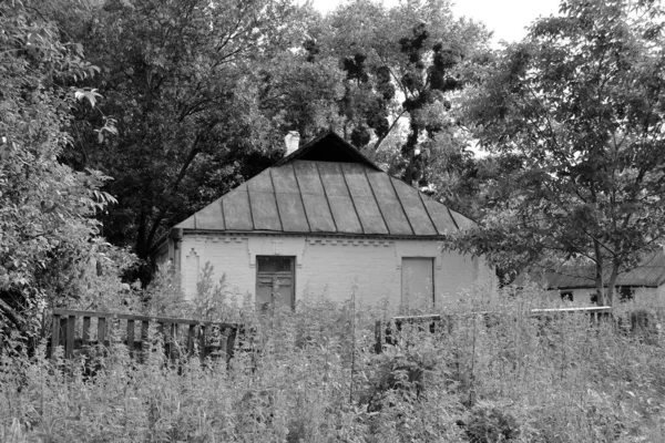 自然の背景に田舎の美しい古い放棄された建物の農場の家 野生の草で古い放棄された建物の農場の家からなる写真 空の上の古い放棄された建物の農場の家 — ストック写真