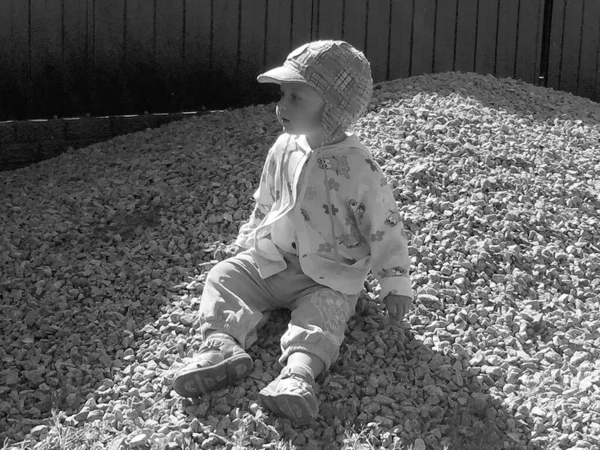 Красивий Маленький Хлопчик Дитячим Обличчям Позує Фотографом Кольорове Фото Співробітник — стокове фото