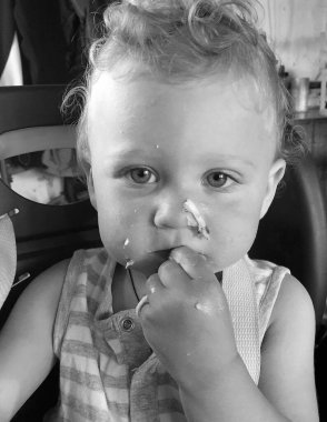 Renkli fotoğraf için poz veren çocuk yüzlü güzel erkek bebek, çocuk imajı olan erkek bebek kadrosu, beyaz yüz ifadesi, çocuk suratlı sağlıklı bir erkek çocuğu, iyi bir çekim için dinleniyor.