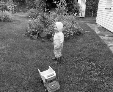 Renkli fotoğraf için poz veren çocuk yüzlü güzel erkek bebek, çocuk imajı olan erkek bebek kadrosu, beyaz yüz ifadesi, çocuk suratlı sağlıklı bir erkek çocuğu, iyi bir çekim için dinleniyor.