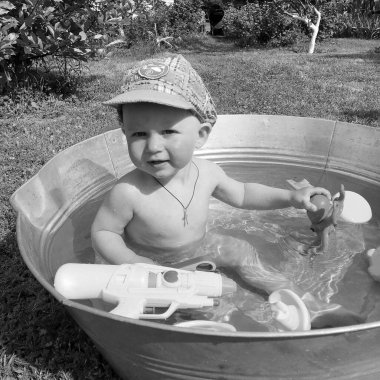 Renkli fotoğraf için poz veren çocuk yüzlü güzel erkek bebek, çocuk imajı olan erkek bebek kadrosu, beyaz yüz ifadesi, çocuk suratlı sağlıklı bir erkek çocuğu, iyi bir çekim için dinleniyor.