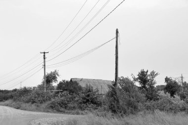 Doğal arka planda terk edilmiş güzel bir çiftlik evi, terk edilmiş eski bir çiftlik evi, gökyüzünün üzerinde terk edilmiş eski bir çiftlik evi.