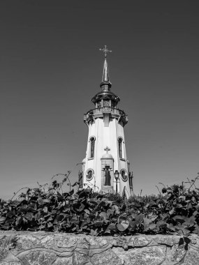 Hristiyan kilisesi, yüksek çan kulesinde ibadet için kesişiyor. Çan kulesinde haçı olan güzel bir kiliseden samimi bir duaya kadar fotoğraf çekiliyor. Çan kulesi üzerinde kilise duası açık gökyüzü üzerinde.