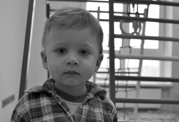 Vacker Pojke Med Barn Ansikte Poserar Fotograf För Färg Foto — Stockfoto