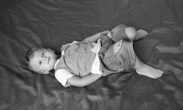 Menino Bonito Com Rosto Criança Posando Fotógrafo Para Foto Cores — Fotografia de Stock