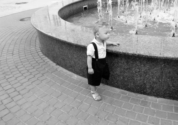 Hermoso Bebé Niño Con Cara Niño Posando Fotógrafo Para Foto — Foto de Stock