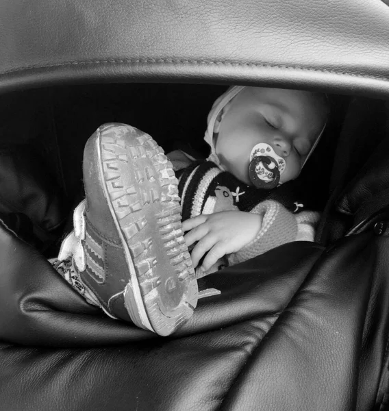Śpiący Chłopczyk Dziecięcym Smoczkiem Pozujący Fotograf Kolorowego Zdjęcia Kadra Składająca — Zdjęcie stockowe