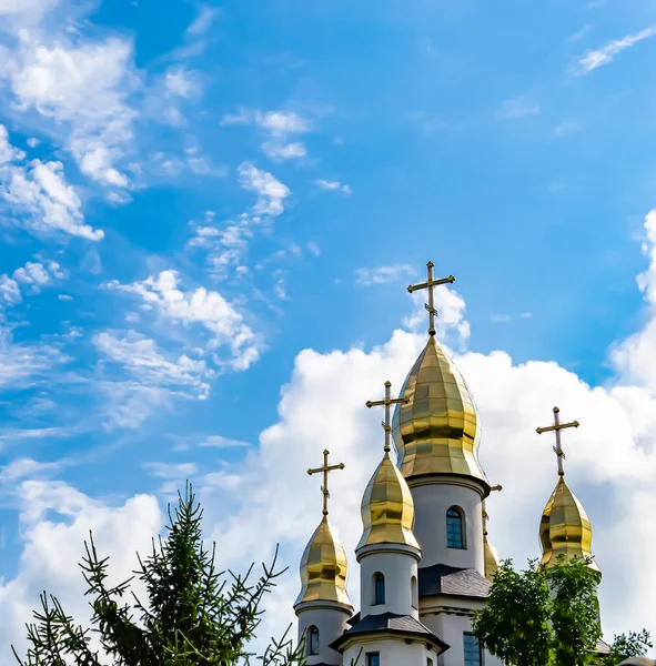Hristiyan kilisesi, yüksek çan kulesinde ibadet için kesişiyor. Çan kulesinde haçı olan güzel bir kiliseden samimi bir duaya kadar fotoğraf çekiliyor. Çan kulesi üzerinde kilise duası açık gökyüzü üzerinde.