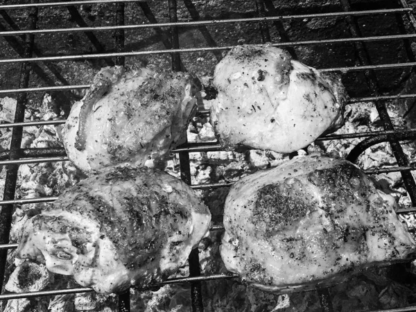 写真でテーマに美しい焼き鶏の肉を食べる準備ができて火鉢 熱い炎と火鉢で焼き鶏の肉で構成される写真 鳥のステーキから火鉢で焼き鶏の肉 — ストック写真
