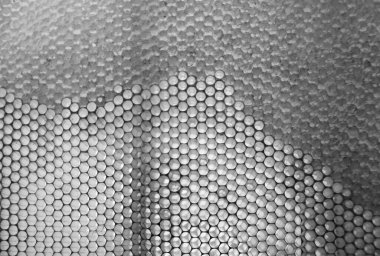 Altın nektarla dolu altıgen bal peteklerinden arı damlayan bal damlası, bal peteği yaz kompozisyonu doğal bal damlası, balmumu çerçeve arısına damlayan bal damlası, bal peteğine damlayan bal damlası