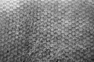 Altın nektarla dolu altıgen bal peteklerinden arı damlayan bal damlası, bal peteği yaz kompozisyonu doğal bal damlası, balmumu çerçeve arısına damlayan bal damlası, bal peteğine damlayan bal damlası