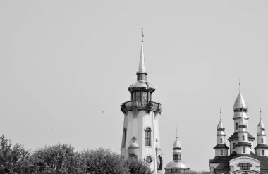 Hristiyan kilisesi, yüksek çan kulesinde ibadet için kesişiyor. Çan kulesinde haçı olan güzel bir kiliseden samimi bir duaya kadar fotoğraf çekiliyor. Çan kulesi üzerinde kilise duası açık gökyüzü üzerinde.