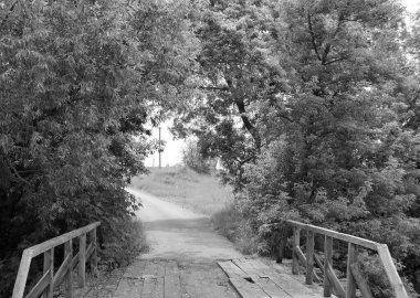 Renkli arka planda nehrin üzerinde güzel bir şekilde duran ahşap köprü. Nehrin yukarısındaki eski ahşap köprü. Doğal park için nehirde eski ahşap köprü.