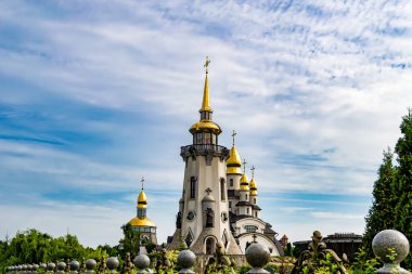 Hristiyan kilisesi, yüksek çan kulesinde ibadet için kesişiyor. Çan kulesinde haçı olan güzel bir kiliseden samimi bir duaya kadar fotoğraf çekiliyor. Çan kulesi üzerinde kilise duası açık gökyüzü üzerinde.