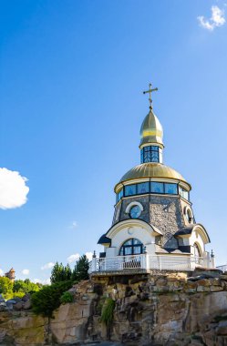 Hristiyan kilisesi, yüksek çan kulesinde ibadet için kesişiyor. Çan kulesinde haçı olan güzel bir kiliseden samimi bir duaya kadar fotoğraf çekiliyor. Çan kulesi üzerinde kilise duası açık gökyüzü üzerinde.