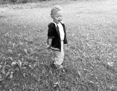 Renkli fotoğraf için poz veren çocuk yüzlü güzel erkek bebek, çocuk imajı olan erkek bebek kadrosu, beyaz yüz ifadesi, çocuk suratlı sağlıklı bir erkek çocuğu, iyi bir çekim için dinleniyor.